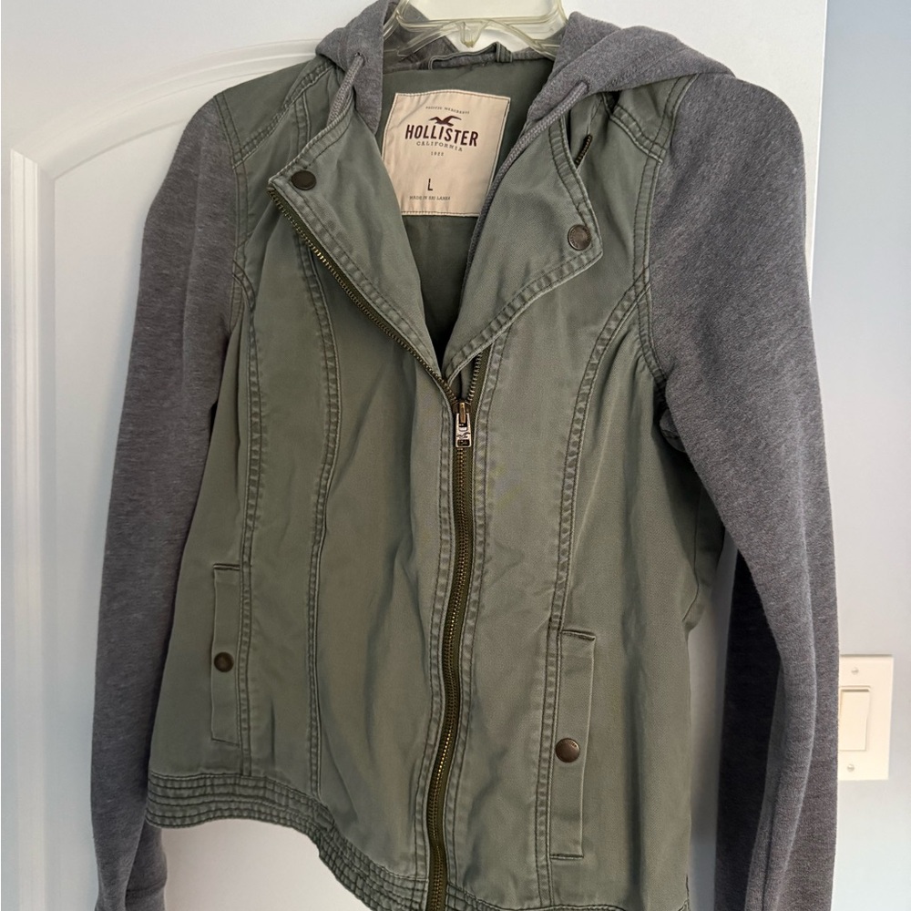 Hollister Green and Gray Utility Jacket with Military-Inspired Design